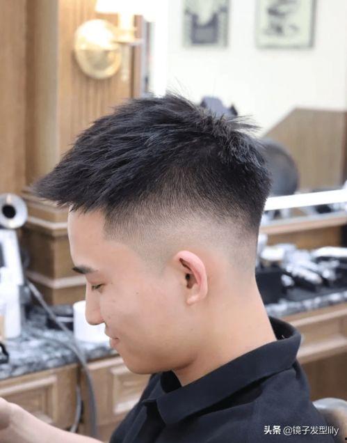 男生剪头发吃瓜,男生剪发现场竟成吃瓜盛宴