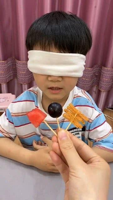 蒙着眼睛吃瓜,揭秘盲选美食的奇妙体验