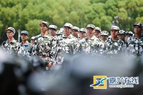 军训吃瓜秀恩爱,吃瓜秀恩爱，青春记忆里的温馨一幕