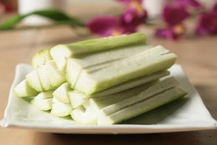 坐上小板凳吃瓜,夏日休闲新风尚